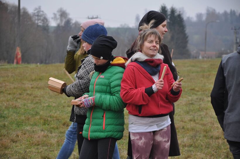Zden s dětmi ze ZŠ Vlásenický dvůr. Zdroj: archiv SE.S.TA.
